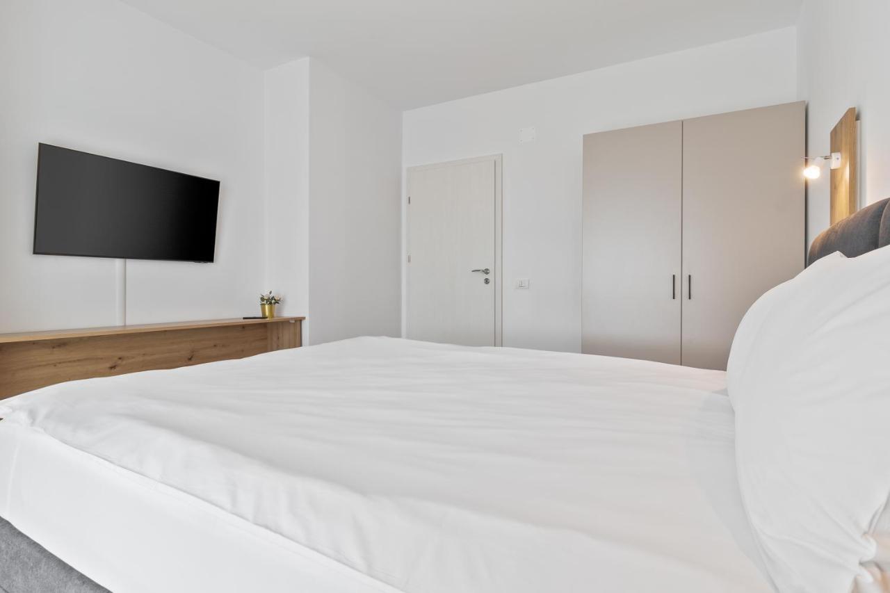 Grand Hill Flats Apartment Oradea Exterior foto